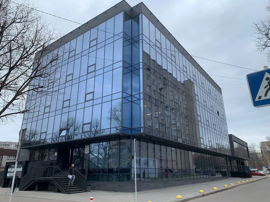 Загальний вигляд будівлі медичного центру «Медикал Плюс» у Луцьку з боку вулиці